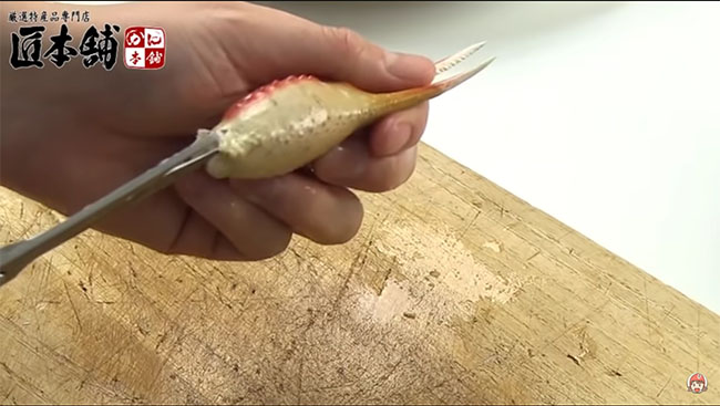 カニの爪先も切る